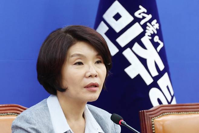 한정애 더불어민주당 정책위의장인 9일 국회에서 현안 관련 간담회를 진행하고 있다. 뉴시스