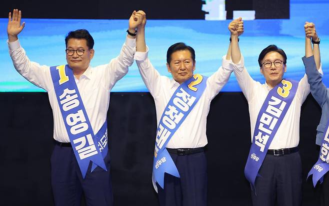 송영길(왼쪽부터), 정청래, 김민석 더불어민주당 당대표 후보가 9일 대구 호텔인터불고 엑스코 그랜드볼룸에서 열린 대구·경북 당대표 및 최고위원 후보자 합동연설회 시작에 앞서 기념촬영을 하고 있다. 대구=뉴시스
