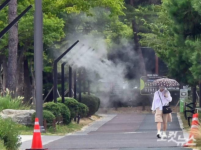 폭염의 기세가 한풀 꺾인 9일 오후 부산 남구의 한 공원을 방문한 시민. 송호재 기자