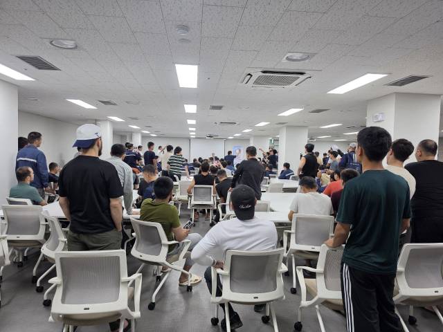 ▲지난달 20일 밤 울산 HD현대중공업 기숙사 한 회의실에서 우즈베키스탄 이주노동자 100여 명이 우즈베키스탄 대외노동청 한국주재 사무소장과 만나는 모습. ⓒ현대중공업지부 사내하청지회