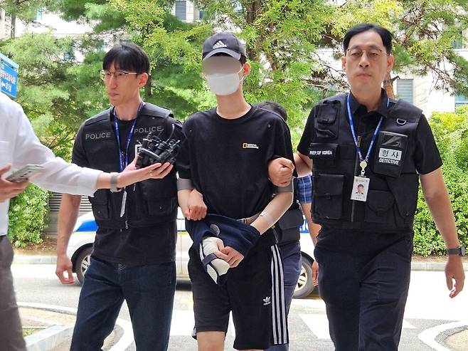 인천의 한 아파트에서 40대 어머니를 살해한 혐의로 구속영장이 청구된 10대 남성이 9일 오후 인천 미추홀구 인천지법에서 열린 구속 전 피의자 심문(영장실질심사)에 출석하고 있다. 인천=뉴시스