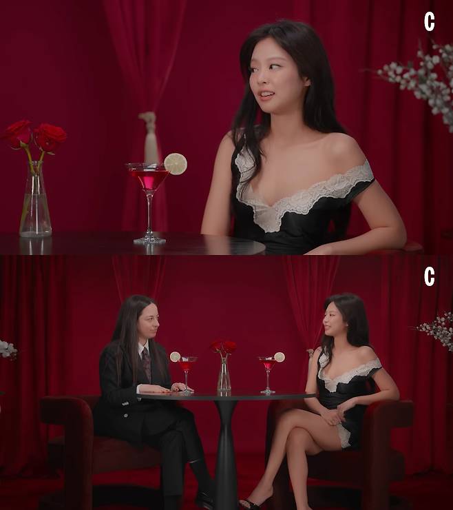가수 제니(오른쪽)가 미국 매거진 코스모폴리탄 유튜브 콘텐츠에서 진행자와 연애관에 관한 질문을 주고받고 있다. 코스모폴리탄 유튜브 캡처
