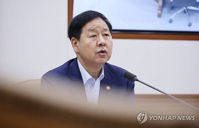 비상경제본부 회의 주재하는 구윤철 부총리 (서울=연합뉴스) 안정원 기자 = 구윤철 부총리 겸 재정경제부 장관이 6일 오전 서울 종로구 정부서울청사에서 열린 비상경제본부 회의 겸 경제ㆍ구조혁신 관계장관회의에서 발언하고 있다. 2026.8.6 jeong@yna.co.kr
