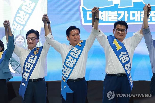 민주당 강원 합동연설회 기념 촬영하는 당권주자들 (횡성=연합뉴스) 신현우 기자 = 더불어민주당 김민석· 정청래·송영길 당 대표 후보가 9일 강원도 횡성국민체육센터에서 열린 민주당 대표·최고위원 후보자 강원 합동연설회에서 손을 잡고 기념 촬영하고 있다. 2026.8.9 nowwego@yna.co.kr