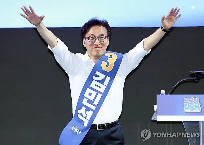 인천 합동연설회, 인사하는 김민석 후보 (인천=연합뉴스) 배재만 기자 = 더불어민주당 김민석 당 대표 후보가 8일 인천 남동체육관에서 열린 민주당 당 대표·최고위원 순회경선 인천 합동연설회에서 정견 발표를 하기에 앞서 손을 들어 인사하고 있다. 2026.8.8 scoop@yna.co.kr