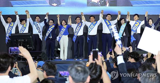 민주당, 인천 순회경선 합동연설회 (인천=연합뉴스) 배재만 기자 = 8일 인천 남동체육관에서 열린 더불어민주당 당 대표·최고위원 순회경선 합동연설회에서 송영길, 정청래, 김민석(기호순) 당 대표 후보 및 최고위원 후보들이 기념 촬영을 하고 있다. 2026.8.8 scoop@yna.co.kr