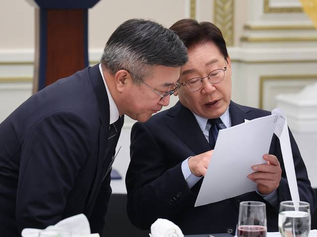 이재명 대통령이 지난 7일 청와대 영빈관에서 열린 진실화해위 3기 출범 계기 국가폭력 피해자 위로 오찬에서 윤호중 행안부 장관과 대화하고 있다. 연합뉴스