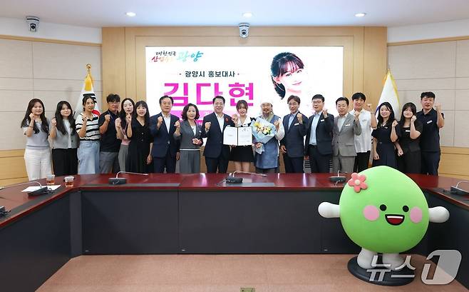 10일 박성현 광양시장(왼쪽서 아홉번째)이 가수 김다현 양(오른쪽서 아홉번째)을 광양시 홍보대사에 위촉했다.(광양시 제공)