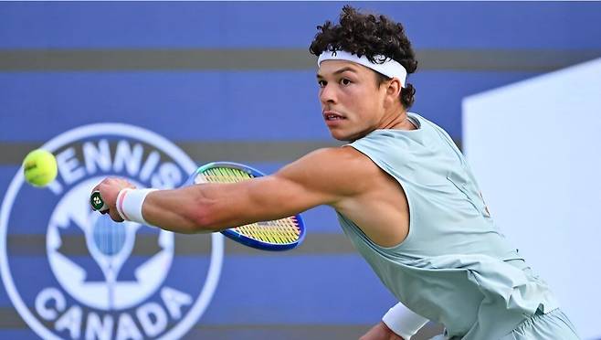 셸턴의 백핸드. ATP 투어