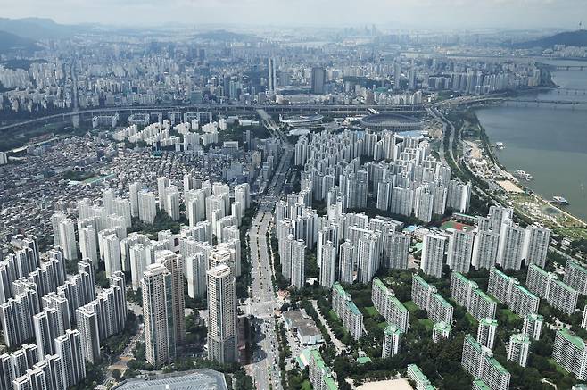 서울 송파구 롯데월드타워 서울스카이에서 바라본 서울 시내 아파트. 2026.7.27/뉴스1