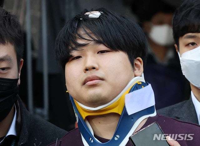 성착취물을 제작·유포한 텔레그램 ‘박사방’ 사건의 주범으로 총 징역 47년 4개월이 확정된 조주빈이 대법원에서 형량을 다툴 수 있게 해달라고 헌법소원을 제기했으나 받아들여지지 않았다. 사진은 조주빈이 2020년 3월 25일 서울 종로구 종로경찰서에서 검찰로 송치되는 모습. 뉴시스