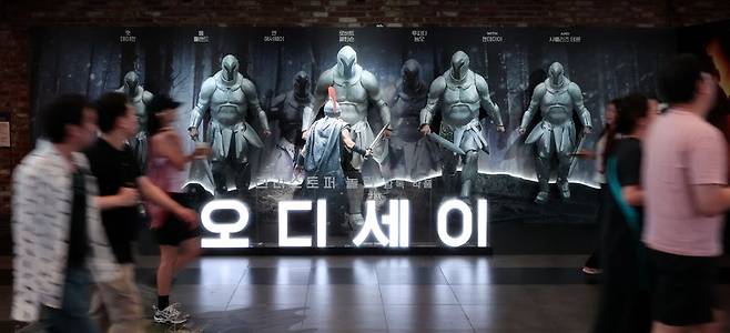 9일 서울 용산구의 한 영화관에서 관람객들이 영화 ‘오디세이’ 홍보물 앞을 지나고 있다. 영화관 입장권 통합전산망에 따르면 5일 개봉한 크리스토퍼 놀란 감독의 신작 ‘오디세이’는 8일까지 누적 관객수 137만6787명을 기록하며, 개봉 이후 3일 연속 전체 박스오피스 1위를 기록한 데 이어 빠른 흥행세를 이어가고 있다. 뉴스1