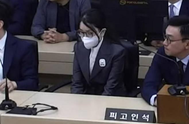 김건희 여사가 6월 26일 서울중앙지법에서 열린 이른바 '매관매직' 혐의 사건 1심 선고 공판에 출석해 있다. 서울중앙지법 제공