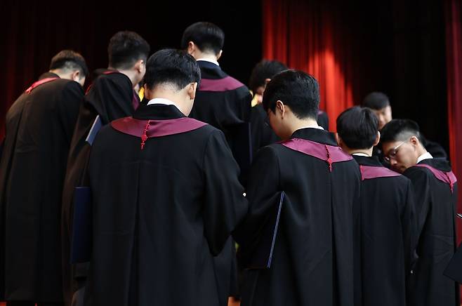 지난 3일 신임 검사들이 정부과천청사 법무부에서 열린 신임 검사 임관식을 마치고 이동하고 있다. 연합뉴스