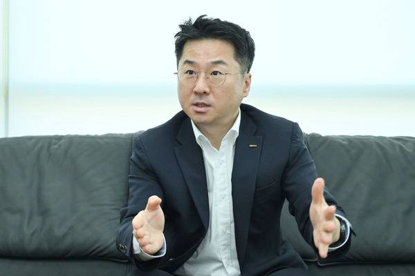 홍성범 신용보증재단중앙회 사업본부장이 지난 6일 서울 마포구 그의 사무실에서 소상공인 혜택 확대와 지역 맞춤형 정책 등에 대해 이야기하고 있다. 김정록 기자 ilro12@kookje.co.kr