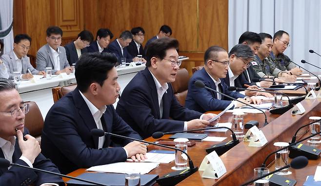 공군참모총장도 참석한 메가프로젝트 회의 이재명 대통령이 10일 청와대 본관에서 열린 메가프로젝트 민관 합동 제2차 점검회의에서 모두발언을 하고 있다. 왼쪽부터 김용범 청와대 정책실장, 강훈식 대통령비서실장, 이 대통령, 위성락 국가안보실장, 류덕현 재정기획보좌관, 강건작 국가안보실 1차장, 진영승 합동참모본부 의장, 손석락 공군참모총장. 김호영 기자