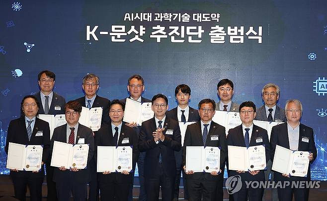 기념촬영하는 배경훈 부총리 (서울=연합뉴스) 김성민 기자 = 배경훈 부총리 겸 과학기술정보통신부 장관이 27일 서울 용산구 드래곤시티에서 열린 'K-문샷 추진단 출범식'에서 참석자들과 기념촬영하고 있다. 2026.5.27 ksm7976@yna.co.kr