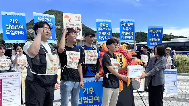 11일 민주노총 공공운수노조가 서울 종로구 청와대 사랑채 앞에서 기자회견을 열고 정부와의 직접 교섭을 요청했다. 사진=윤채현 기자