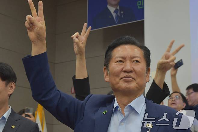 정청래 더불어민주당 당대표 후보가 11일 전남광주 광양시 성황체육관에서 특별 강연 전 지지자들 연호에 기호 2를 들어 인사하고 있다. 2026.8.11 ⓒ 뉴스1 김성준 기자