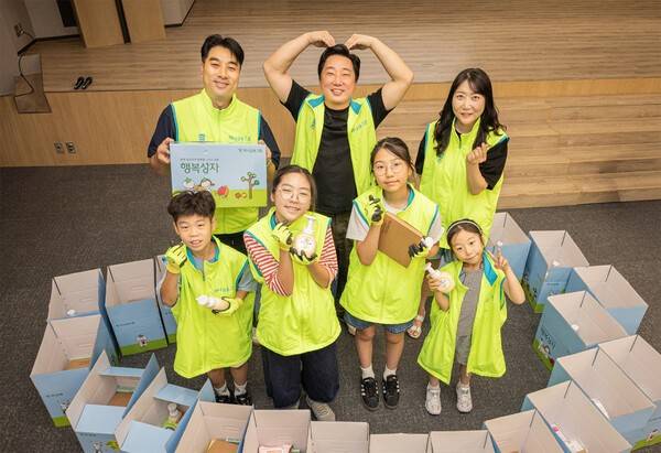 지난 8일 하나금융그룹이 고물가와 경기 침체로 어려움을 겪는 지역 상인들에게 온기를 전하기 위해 명동상인협의회와 함께 '행복상자 나눔' 봉사활동을 펼쳤다고 밝혔다.(하나금융그룹, 명동 상권 소상공인을 위한 '행복상자 나눔' 임직원 봉사활동 실시). /사진=하나은행