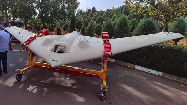2011년 12월 이란 동부에 불시착한 미군의 RQ-170 스텔스 정찰드론을 분해해서 만든 가오리 형태의 이란제 샤헤드-161.