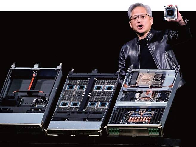젠슨 황 엔비디아 최고경영자(CEO)가 차세대 AI 데이터센터 플랫폼 ‘베라 루빈’과 AI GPU 아키텍처 ‘루빈 울트라’를 소개하고 있다./사진 AFP연합