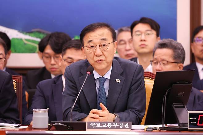 김윤덕 국토교통부 장관이 11일 오후 서울 여의도 국회에서 열린 국토교통위원회 제1차 전체회의에 참석해 발언하고 있다. 2026.08.11. 서울=뉴시스