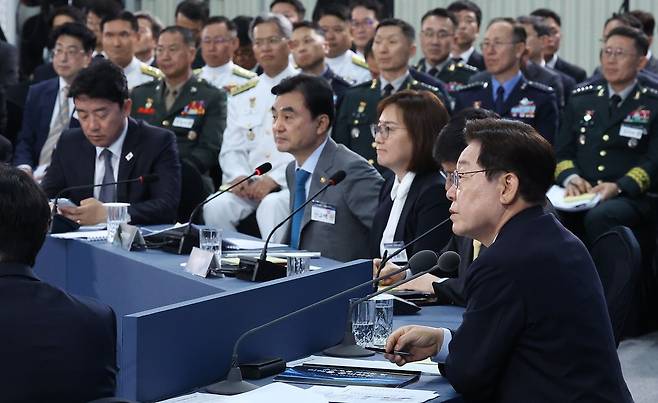 이재명 대통령이 지난 5월 경남 창원에서 열린 제1회 미래국방전략위원회에서 참석자 발언을 듣고 있다. 안규백 국방부 장관은 이날 전작권 조기 회복 관련 보고를 했다. 연합뉴스