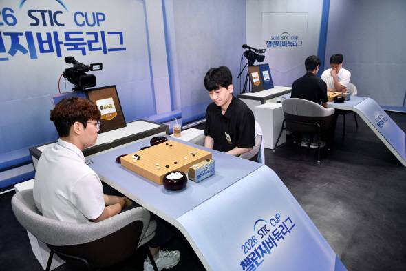 ▲ 빙상원류도시춘천 선수단이 10일 서울 한국기원 바둑TV스튜디오에서 열린 2026 STIC CUP 챌린지 바둑리그 준플레이오프에서 소소회 선수단과 대국을 치르고 있다. 한국기원 제공