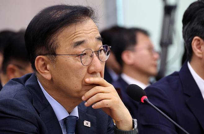 김윤덕 국토교통부 장관이 11일 국회에서 열린 국토교통위원회 전체회의에서 의원들의 질의를 듣고 있다. 연합뉴스