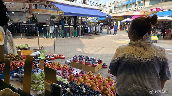 11일 오전 인천 남동구 모래내시장 한 과일가게 상인이 진열된 상품만 쳐다보면서 손님을 기다리고 있다. 장민재기자