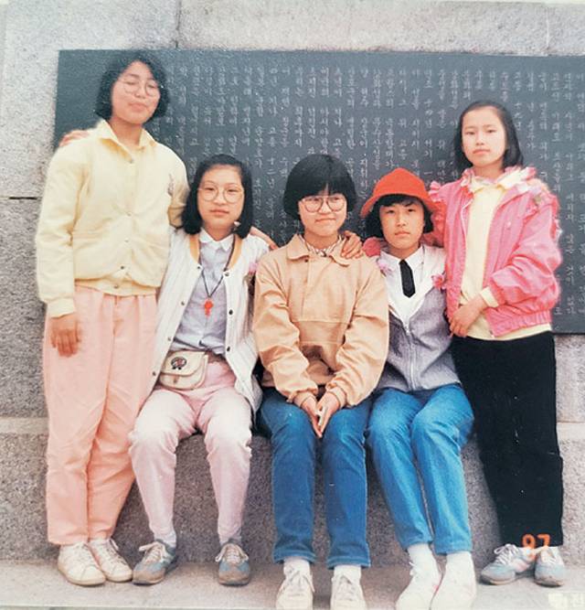 중학교 때 친구들과 함께 찍은 사진은 언제 봐도 미소를 짓게 한다. 가운데 안경 쓴 학생이 필자.