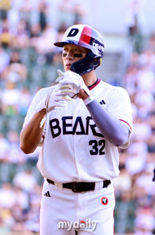 2일 오후 서울 잠실야구장에서 진행된 '2026 신한 SOL KBO 리그' LG 트윈스-두산 베어스의 경기. 두산 김대한이 1회말 안타를 때린 뒤 세리머니를 펼치고 있다./마이데일리