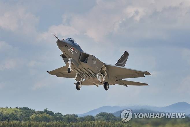 KF-21 시제기 최초 비행 성공 사진은 2022년 7월 19일 KF-21 시제기의 비행 모습으로 방위사업청이 공개했다.