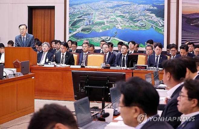 업무 보고 하는 김윤덕 국토교통부 장관 (서울=연합뉴스) 배재만 기자 = 김윤덕 국토교통부 장관이 11일 국회에서 열린 국토교통위원회 전체회의에서 업무보고를 하고 있다. 2026.8.11 scoop@yna.co.kr