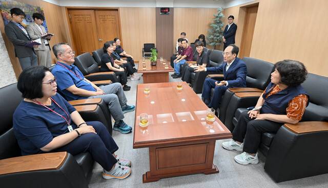 지난달 20일 추경호 대구시장이 청사 환경정비에 힘쓰는 청소원들과 대화를 하고 있다. 대구시 제공