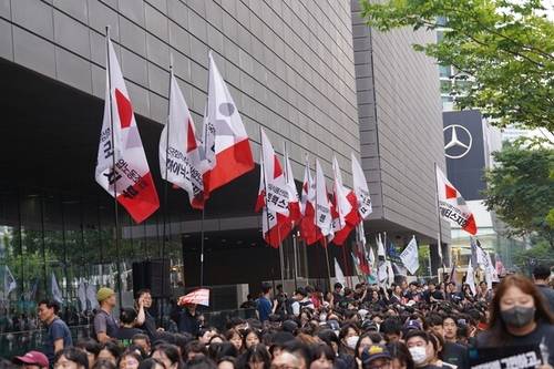 ▲민주노총 화섬식품노조 네이버지회가 2025년 8월 11일 오후 경기 성남시의 네이버 사옥 그린팩토리 앞에서 법인 6곳의 임단협 체결을 촉구하는 1차 집회를 개최했다. 사진=공동성명 제공