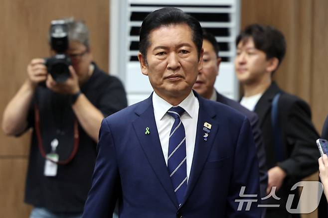 정청래 더불어민주딩 당대표 후보가 12일 오전 서울 여의도 국회 소통관에서 공약을 발표를 위해 발걸음을 옮기고 있다. 2026.8.12 ⓒ 뉴스1 황기선 기자