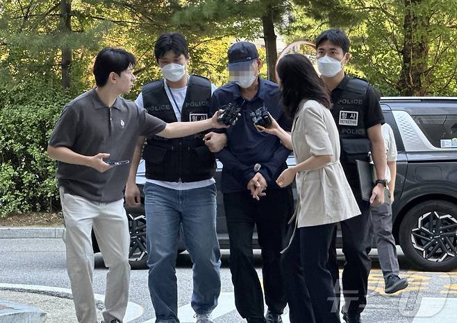 성폭력범죄의 처벌 등에 관한 특례법상 장애인 준강간 혐의를 받는 60대 남성 A 씨는 12일 오후 2시쯤 영장심사를 받기 위해 인천지법에 모습을 드러냈다.2026.8.12 ⓒ 뉴스1 박소영 기자