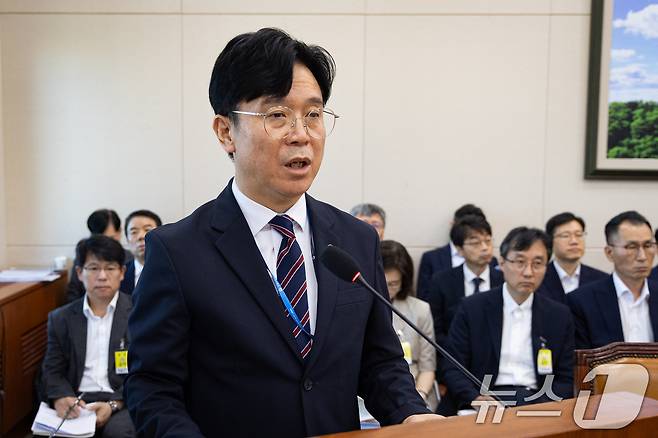김영훈 고용노동부 장관이 12일 서울 여의도 국회에서 열린 제438회 국회(임시회) 기후에너지환경노동위원회 제2차 전체회의에 출석해 업무보고를 하고 있다. 2026.8.12 ⓒ 뉴스1 유승관 기자