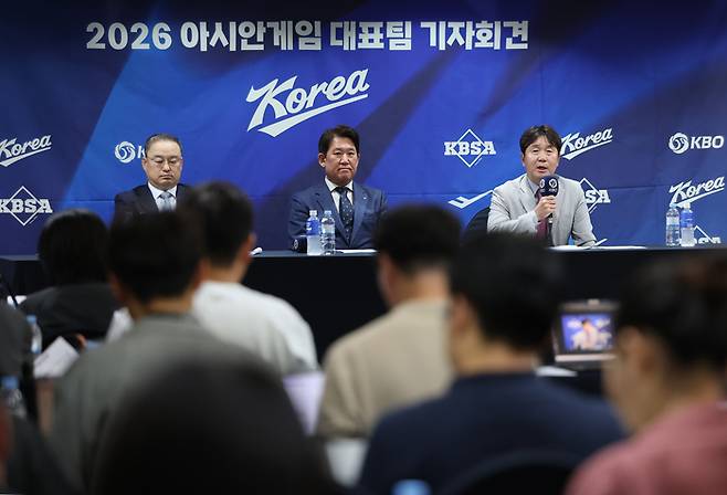 류지현 야구대표팀 감독(오른쪽)이 11일 서울 중구 프레스센터에서 2026 아이치·나고야 아시안게임 야구 국가대표팀 최종 명단 공개 기자회견에서 취재진 질문에 답하고 있다. 왼쪽은 차명주 KBSA(대한야구소프트볼협회) 경기력 향상 위원장, 가운데는 조계현 KBO 전력강화위원장. 사진 | 연합뉴스