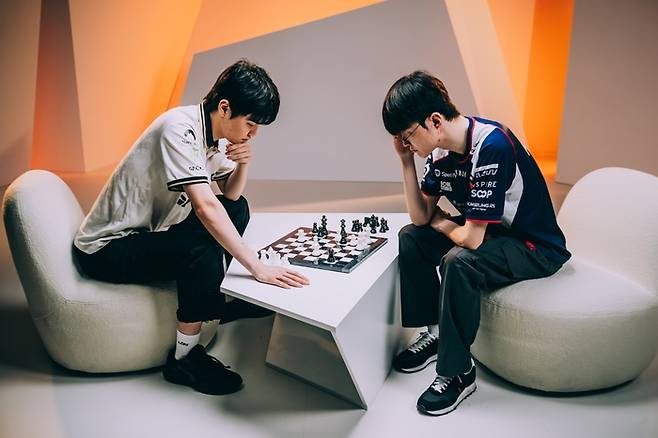 ‘쵸비’ 정지훈(왼쪽)과 ‘페이커’ 이상혁이 EWC 2026 대회 기간 체스를 두고 있다. 사진 | EF