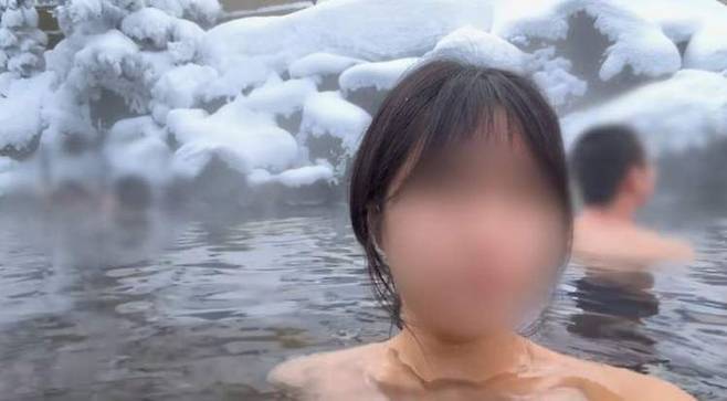 일본 홋카이도의 한 온천을 방문한 한국인 여성 유튜버가 촬영이 금지된 구역에서 카메라로 영상을 촬영한 사실이 뒤늦게 알려지며 논란이 일고 있다. SNS 캡처