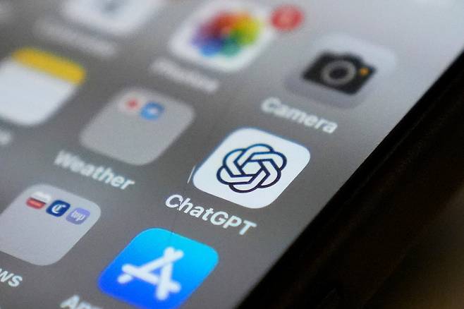 <YONHAP PHOTO-3733> FILE - The Chat GPT app icon is seen on a smartphone screen, Aug. 4, 2025, in Chicago. (AP Photo/Kiichiro Sato, File) FILE PHOTO/2026-08-07 18:09:18/<저작권자 ⓒ 1980-2026 ㈜연합뉴스. 무단 전재 재배포 금지, AI 학습 및 활용 금지>