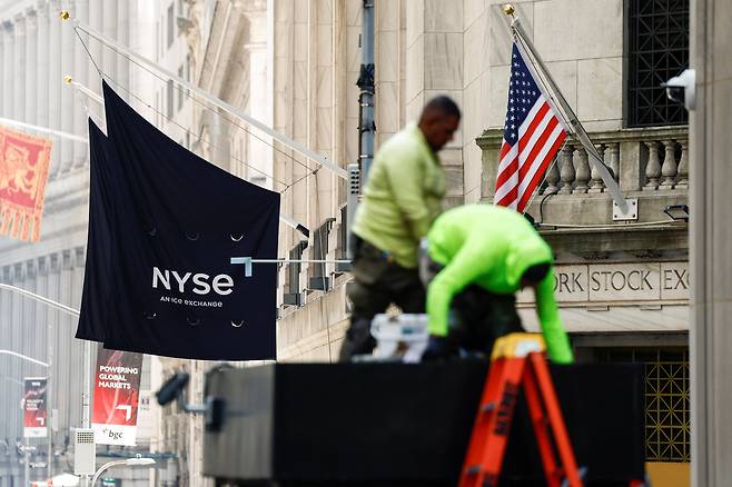 지난 7일(현지 시각) 미국 뉴욕 맨해튼의 뉴욕증권거래소(NYSE) 건물 외벽에 NYSE 로고가 걸려 있다. /로이터 연합뉴스