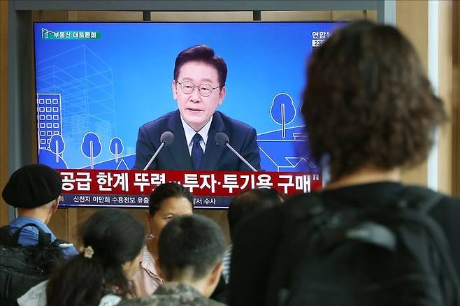 이재명 정부의 부동산 정책 국민 대토론회가 개최된 7월 23일 오전 서울 용산구 서울역에서 시민들이 토론회 생방송을 시청하고 있다. ⓒ데일리안 홍금표 기자
