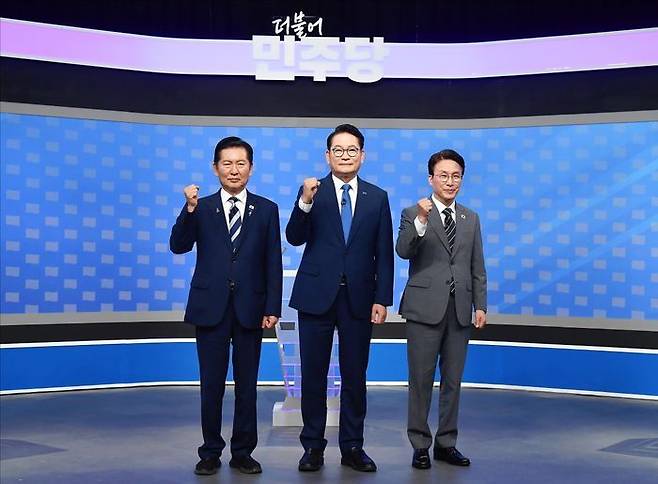 정청래(왼쪽부터)·송영길·김민석 더불어민주당 당대표 후보가 12일 서울 목동 SBS에서 열린 당대표 후보자 토론회에 앞서 기념촬영을 하고 있다. ⓒ국회사진기자단