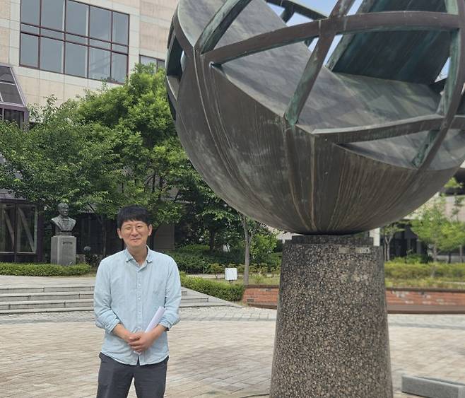 이경석 포스텍 수학과 교수는 국내 연구자가 거의 없던 대수기하학 세부 분야를 선택해 연구를 이어왔다. 현재는 대수기하학과 수리물리학을 잇는 연구를 하고 있다. IBS 제공
