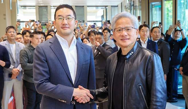 젠슨 황 엔비디아 최고경영자(CEO)와 구광모 LG회장이 지난 6월 8일 서울 영등포구 LG그룹 사옥에서 악수를 나누고 있다. 뉴스1