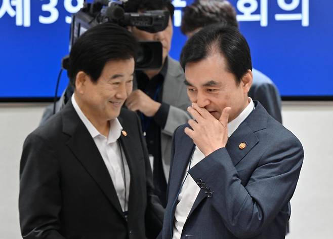 대화하는 안규백 국방부장관과 정동영 통일부장관 /사진=청와대사진기자단
